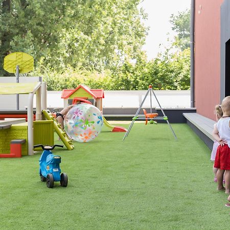 Hotel Pagony Wellness Mestecǎneşti Exterior foto