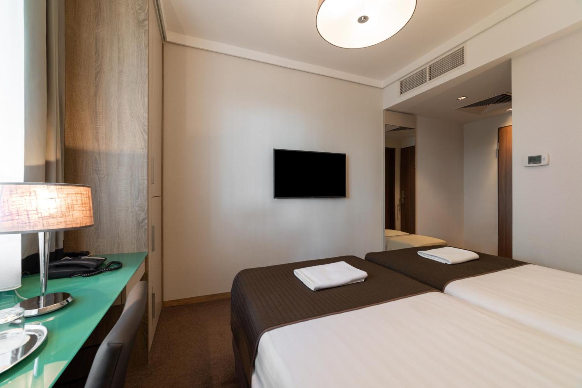 Hotel Pagony Wellness Mestecǎneşti Exterior foto