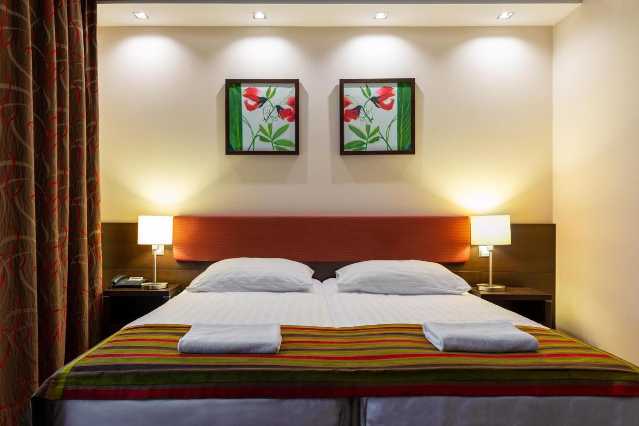 Hotel Pagony Wellness Mestecǎneşti Exterior foto